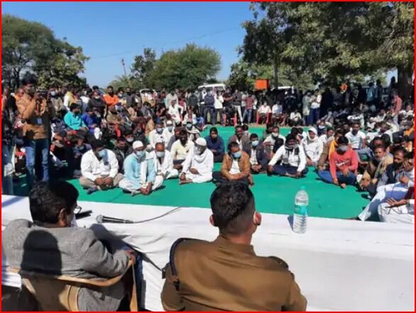 पलायन से मचा हड़कंप-SP कलेक्टर फोर्स के साथ गांव में दौडे