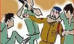 आरोपी की तलाश में दबिश देने गई पुलिस पर हमला-छीनी पिस्टल आरोपी की तलाश में दबिश देने गई पुलिस पर हमला-छीनी पिस्टल