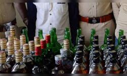 शिक्षा के मंदिर में चला दी दारू पार्टी- पहुंची पुलिस हुआ यह हाल