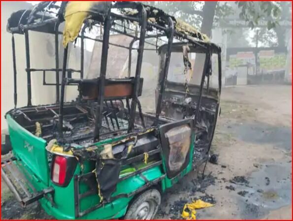 यात्रियों ने कूदकर बचाई जान- आग का गोला बने ऑटो का हुआ यह हाल