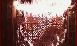 फल मंडी में लगी आग की चपेट में आकर दुकानें हुई खाक फल मंडी में लगी आग की चपेट में आकर दुकानें हुई खाक