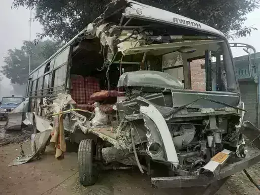 बस और ट्रक की भिंड़त- बस चालक की मौत- 16 घायल
