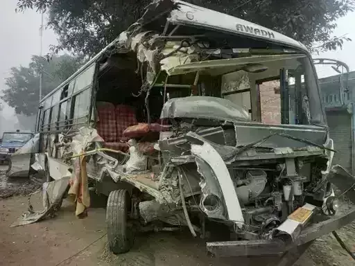 बस और ट्रक की भिंड़त- बस चालक की मौत- 16 घायल