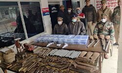 जंगल में चल रही तमंचा फैक्ट्री से शस्त्रों का जखीरा बरामद- 2 गिरफ्तार