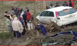 यूपीटीईटी परीक्षार्थियों की कार झोपड़ी में घुसी-दो मरे कई घायल यूपीटीईटी परीक्षार्थियों की कार झोपड़ी में घुसी-दो मरे कई घायल