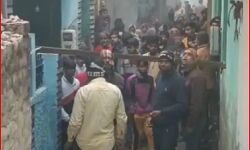 रेगुलेटर बदलते समय फटा सिलेंडर-मकान की छत गिरी-कई झुलसे रेगुलेटर बदलते समय फटा सिलेंडर-मकान की छत गिरी-कई झुलसे