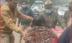 अखिलेश की कार के आगे कूदी महिला- पूर्वमंत्री पुत्र पर बेटी के किडनैप का आरोप अखिलेश की कार के आगे कूदी महिला- पूर्वमंत्री पुत्र पर बेटी के किडनैप का आरोप