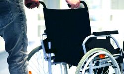 लाश को व्हीलचेयर पर बिठाकर पेंशन निकालने पहुंच गये दो व्यक्ति