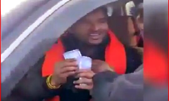 BJP प्रत्याशी राज्यमंत्री के बेटे ने बांटे नोट- वीडियो वायरल होने पर नोटिस