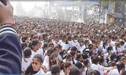 स्टेडियम के बाहर भगदड़ में कई लोगो की मौत स्टेडियम के बाहर भगदड़ में कई लोगो की मौत