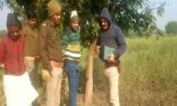 माता-पिता से अलग रहे रहे युवक का शव पेड़ पर लटका मिला-मचा कोहराम माता-पिता से अलग रहे रहे युवक का शव पेड़ पर लटका मिला-मचा कोहराम
