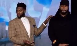 लेक्चर के दौरान साइड में खडे व्यक्ति के चेहरे पर मल दिया अपना थूक