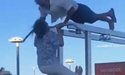 पार्क में एक-दूसरे से रोमांस करते नजर आये कपल- देखें वीडियो पार्क में एक-दूसरे से रोमांस करते नजर आये कपल- देखें वीडियो