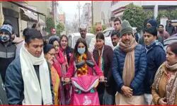 हेलीकॉप्टर से नहीं मिली अनुमति तो अब कांग्रेस प्रत्याशी ऐसे करेगी प्रचार हेलीकॉप्टर से नहीं मिली अनुमति तो अब कांग्रेस प्रत्याशी ऐसे करेगी प्रचार