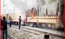 नौकरी की आग में फूंक दी रेल-प्रदर्शन जारी-परीक्षा पर रोक नौकरी की आग में फूंक दी रेल-प्रदर्शन जारी-परीक्षा पर रोक