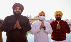 कांग्रेेस नेता राहुल गांधी ने दरबार साहिब में टेका माथा कांग्रेेस नेता राहुल गांधी ने दरबार साहिब में टेका माथा