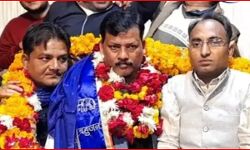 टिकट नहीं मिलने पर साइकिल को दिया धक्का-अब हाथी पर हुए सवार टिकट नहीं मिलने पर साइकिल को दिया धक्का-अब हाथी पर हुए सवार