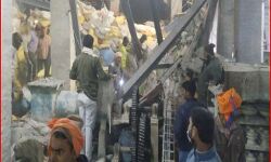 फैक्ट्री की छत हुई धड़ाम-दो मजदूरों की मौत, दर्जनों घायल-रेस्क्यू जारी फैक्ट्री की छत हुई धड़ाम-दो मजदूरों की मौत, दर्जनों घायल-रेस्क्यू जारी