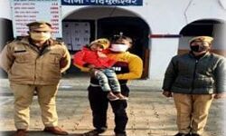 गुम हुई बच्ची को बरामद कर पुलिस ने परिजनों को लौटाई मुस्कान