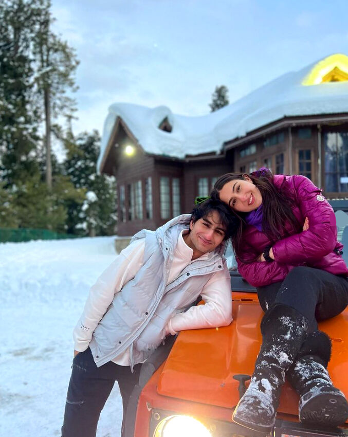 अभिनेत्री ने इब्राहिम के साथ कश्मीर में लिया बर्फबारी का मजा