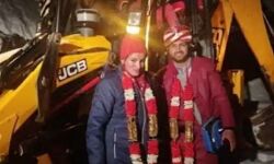 बारात लेकर पहुंचा दूल्हा जेसीबी में बैठाकर लाया दुल्हन को उसकी ससुराल बारात लेकर पहुंचा दूल्हा जेसीबी में बैठाकर लाया दुल्हन को उसकी ससुराल