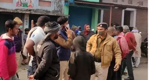 फिल्मी स्टाइल में आये बदमाश- फायरिंग कर लूटकर ले गये लाखों रूपये की ज्वेलरी