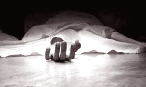 कमरे का दरवाजा तोड़ा तो फांसी के फंदे पर लटका मिला शव