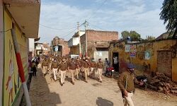 एसपी देहात ने फोर्स के साथ फ्लैग मार्च कर दिया अल्टीमेटम