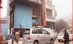 आधा दर्जन शोरूम पर आयकर की छापेमारी-अचानक आई 25 गाड़ियां आधा दर्जन शोरूम पर आयकर की छापेमारी-अचानक आई 25 गाड़ियां