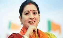 स्मृति के मुलायम से आशीर्वाद लेने की तस्वीर ने बटोरी सुर्खियाँ स्मृति के मुलायम से आशीर्वाद लेने की तस्वीर ने बटोरी सुर्खियाँ