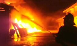 कपड़े की दुकान में लगी आग- लाखों का नुकसान कपड़े की दुकान में लगी आग- लाखों का नुकसान