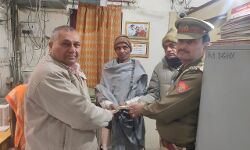 आखिरकार पुलिस ने ढूंढ ही निकाले बैंक में गिरे रुपये- मालिक को लौटाए