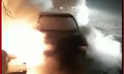 जोरदार धमाके के बाद कार बनी आग का गोला-फैली दहशत जोरदार धमाके के बाद कार बनी आग का गोला-फैली दहशत