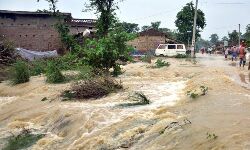 बाढ़ से हुई 27 लोगों की मौत- दर्जनों घायल बाढ़ से हुई 27 लोगों की मौत- दर्जनों घायल