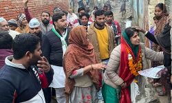 पति चंदन के साथ कदमताल कर चुनावी रण में उतरी है याशिका पति चंदन के साथ कदमताल कर चुनावी रण में उतरी है याशिका