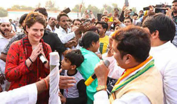BJP पर तंज कर बोली प्रियंका- पब्लिक के मुद्दों पर जमीन पर दिखी कांग्रेस BJP पर तंज कर बोली प्रियंका- पब्लिक के मुद्दों पर जमीन पर दिखी कांग्रेस