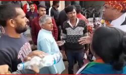 प्रत्याशी के गायब हुए होर्डिंग की बांस बल्ली बीजेपी कार्यकर्ता के यहां बरामद प्रत्याशी के गायब हुए होर्डिंग की बांस बल्ली बीजेपी कार्यकर्ता के यहां बरामद