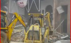 शराब माफिया के बार पर जमकर गरजा योगी का बुलडोजर-जानिए मामला शराब माफिया के बार पर जमकर गरजा योगी का बुलडोजर-जानिए मामला