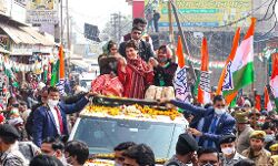 प्रियंका के रोड शो में उमड़ी भीड़- खुलकर किया संवाद, बताई अपनी बात प्रियंका के रोड शो में उमड़ी भीड़- खुलकर किया संवाद, बताई अपनी बात