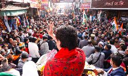 प्रियंका के रोड शो में उमडा जनसैलाब-सेल्फी लेने की होड, बरसे फूल प्रियंका के रोड शो में उमडा जनसैलाब-सेल्फी लेने की होड, बरसे फूल