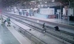 मोबाइल ले सकता था जान- लडखडाकर ट्रेन के ट्रैक पर गिरा व्यक्ति, देखें वीडियो