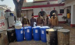 जंगल में बन रही थी कच्ची शराब- पहुंची पुलिस कर लिया गिरफ्तार जंगल में बन रही थी कच्ची शराब- पहुंची पुलिस कर लिया गिरफ्तार