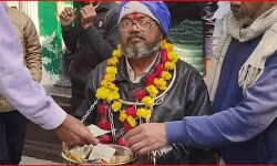 कटोरा लेकर कैंडिडेट मांग रहा है वोट- कटोरे में धड़ाधड़ गिर रहे हैं नोट