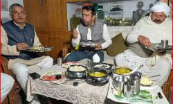 भाकियू राजधानी सिसौली में जयंत ने किया भोजन- लिया मुखिया का आशीर्वाद भाकियू राजधानी सिसौली में जयंत ने किया भोजन- लिया मुखिया का आशीर्वाद