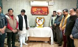 स्वर कोकिला लता मंगेशकर के निधन पर प्रशंसकों ने दी भावभीनी श्रद्धांजलि स्वर कोकिला लता मंगेशकर के निधन पर प्रशंसकों ने दी भावभीनी श्रद्धांजलि