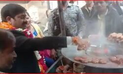 योगी के मंत्री का नया फंडा-वोट मांगते वक्त ठेले पर बनाई चाट- वीडियो वायरल योगी के मंत्री का नया फंडा-वोट मांगते वक्त ठेले पर बनाई चाट- वीडियो वायरल