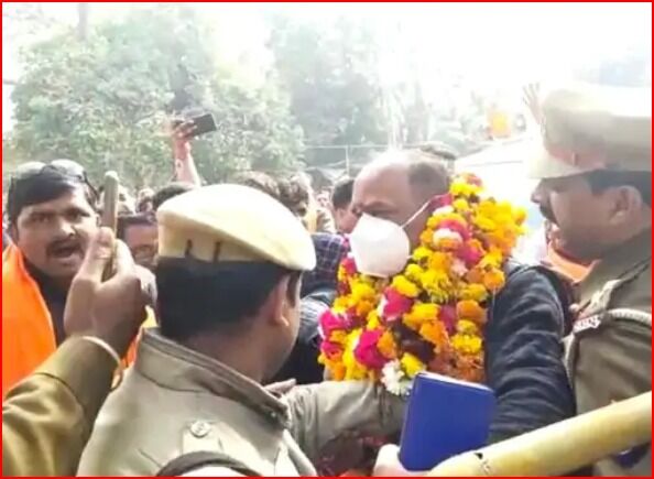 सत्ता की हनक- BJP प्रत्याशी ने निकाला रोड शो-पुलिस से की धक्का मुक्की