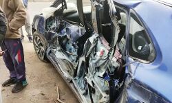 ट्रक और कार की भिंड़त-पिता- पुत्र की मौत- मां और पत्नी घायल