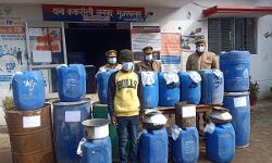 जंगल में दो स्थानों पर चलती मिली भट्टी- हजारों लीटर कच्ची शराब बरामद