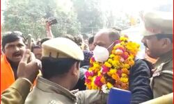 सत्ता की हनक- BJP प्रत्याशी ने निकाला रोड शो-पुलिस से की धक्का मुक्की सत्ता की हनक- BJP प्रत्याशी ने निकाला रोड शो-पुलिस से की धक्का मुक्की